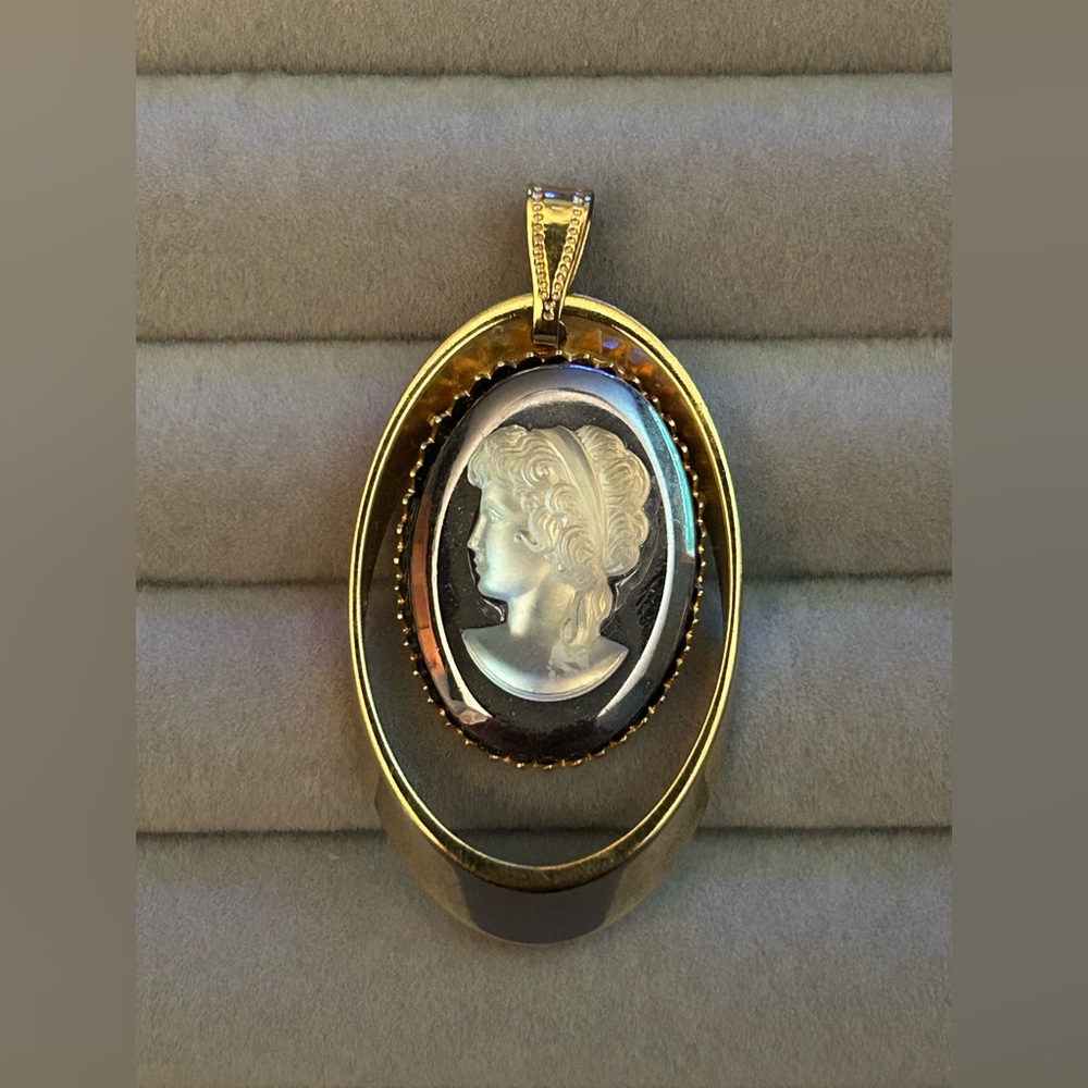 Vintage Oval Cameo Pendant